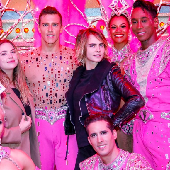 Exclusif - Cara Delevingne et sa petite amie Ashley Benson posent avec les danseurs de la revue du Moulin Rouge à Paris, France, le 9 avril 2019. © Marc Ausset-Lacroix/Bestimage