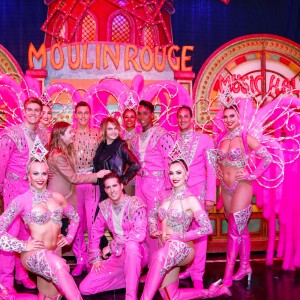 Exclusif - Cara Delevingne et sa petite amie Ashley Benson posent avec les danseurs de la revue du Moulin Rouge à Paris, France, le 9 avril 2019. © Marc Ausset-Lacroix/Bestimage