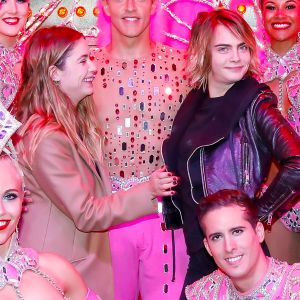 Exclusif - Cara Delevingne et sa petite amie Ashley Benson posent avec les danseurs de la revue du Moulin Rouge à Paris, France, le 9 avril 2019. © Marc Ausset-Lacroix/Bestimage