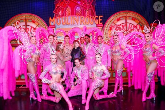 Exclusif - Cara Delevingne et sa petite amie Ashley Benson posent avec les danseurs de la revue du Moulin Rouge à Paris, France, le 9 avril 2019. © Marc Ausset-Lacroix/Bestimage