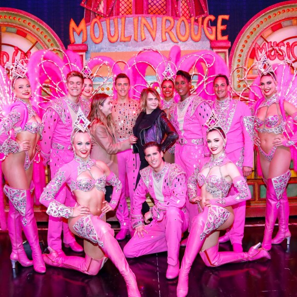 Exclusif - Cara Delevingne et sa petite amie Ashley Benson posent avec les danseurs de la revue du Moulin Rouge à Paris, France, le 9 avril 2019. © Marc Ausset-Lacroix/Bestimage