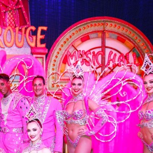 Exclusif - Cara Delevingne et sa petite amie Ashley Benson posent avec les danseurs de la revue du Moulin Rouge à Paris, France, le 9 avril 2019. © Marc Ausset-Lacroix/Bestimage