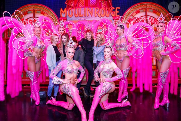 Exclusif - Cara Delevingne, sa petite amie Ashley Benson et des amies posent avec les danseurs de la revue du Moulin Rouge à Paris, France, le 9 avril 2019. © Marc Ausset-Lacroix/Bestimage