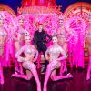 Exclusif - Cara Delevingne pose avec les danseurs de la revue du Moulin Rouge à Paris, France, le 9 avril 2019. © Marc Ausset-Lacroix/Bestimage