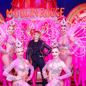 Exclusif - Cara Delevingne pose avec les danseurs de la revue du Moulin Rouge à Paris, France, le 9 avril 2019. © Marc Ausset-Lacroix/Bestimage