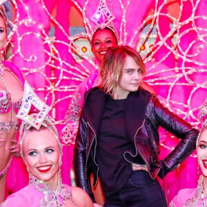 Exclusif - Cara Delevingne pose avec les danseurs de la revue du Moulin Rouge à Paris, France, le 9 avril 2019. © Marc Ausset-Lacroix/Bestimage