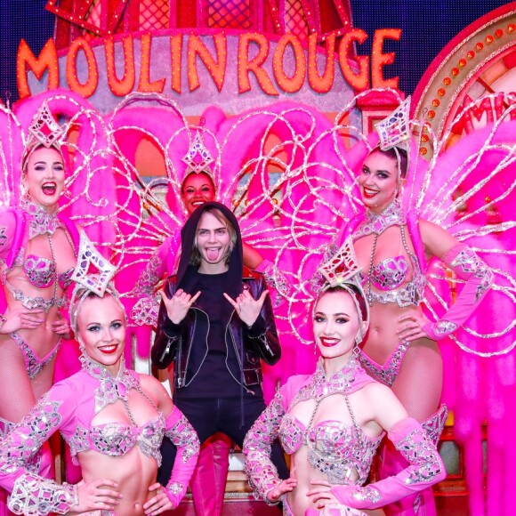 Exclusif - Cara Delevingne pose avec les danseurs de la revue du Moulin Rouge à Paris, France, le 9 avril 2019. © Marc Ausset-Lacroix/Bestimage