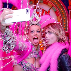 Exclusif - Cara Delevingne pose avec les danseurs de la revue du Moulin Rouge à Paris, France, le 9 avril 2019. © Marc Ausset-Lacroix/Bestimage