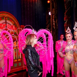 Exclusif - Cara Delevingne pose avec les danseurs de la revue du Moulin Rouge à Paris, France, le 9 avril 2019. © Marc Ausset-Lacroix/Bestimage