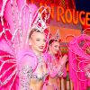 Exclusif - Cara Delevingne pose avec les danseurs de la revue du Moulin Rouge à Paris, France, le 9 avril 2019. © Marc Ausset-Lacroix/Bestimage