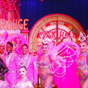 Exclusif - Cara Delevingne et sa petite amie Ashley Benson posent avec les danseurs de la revue du Moulin Rouge à Paris, France, le 9 avril 2019. © Marc Ausset-Lacroix/Bestimage