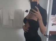 Nabilla enceinte à Coachella : son baby bump moulé dans une jolie robe