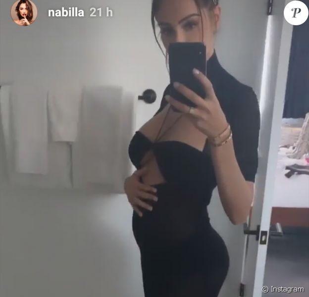 Nabilla exhibe son baby-bump en Californie, le 11 avril 2019.