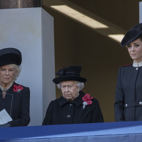Camilla Parker Bowles, duchesse de Cornouailles, la reine Elisabeth II d'Angleterre et Catherine (Kate) Middleton, duchesse de Cambridge lors de la cérémonie du centenaire de l'armistice du 11 novembre 1918 au palais de Whitehall à Londres, Royaume Uni, le 11 novembre 2018.