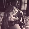 Khloé Kardashian dans les bras de Tristan Thompson, quelques jours avant d'accoucher de leur petite fille True. Instagram, le 26 mars 2018.