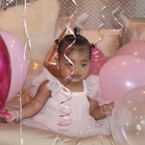Khloé Kardashian fête les 1 an de sa petite fille True sur Instagram, le 12 avril 2019.