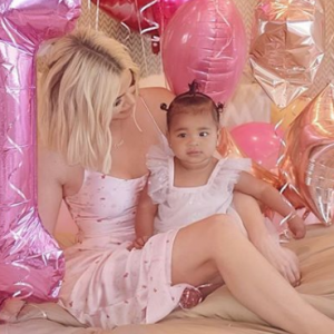Khloé Kardashian fête les 1 an de sa petite fille True sur Instagram, le 12 avril 2019.