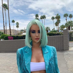 Nabilla, enceinte de trois mois, s'affiche en look et perruque bleus à Coachella, le 14 avril 2019.