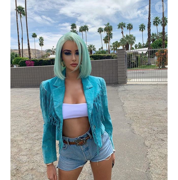 Nabilla, enceinte de trois mois, s'affiche en look et perruque bleus à Coachella, le 14 avril 2019.