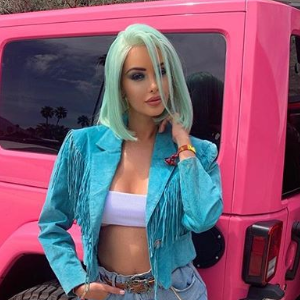 Nabilla, enceinte de trois mois, s'affiche en look et perruque bleus à Coachella, le 14 avril 2019.