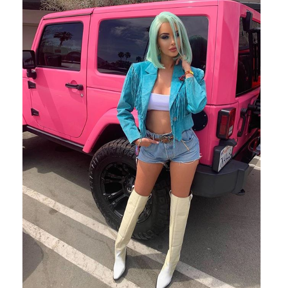 Nabilla, enceinte de trois mois, s'affiche en look et perruque bleus à Coachella, le 14 avril 2019.