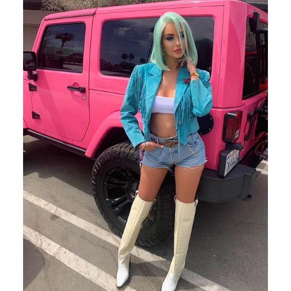 Nabilla, enceinte de trois mois, s'affiche en look et perruque bleus à Coachella, le 14 avril 2019.