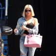 Exclusif - Khloe Kardashian porte une perruque blonde et un sac Hermès rose à la sortie d'un studio d'enregistrement à Los Angeles, le 29 mars 2019.