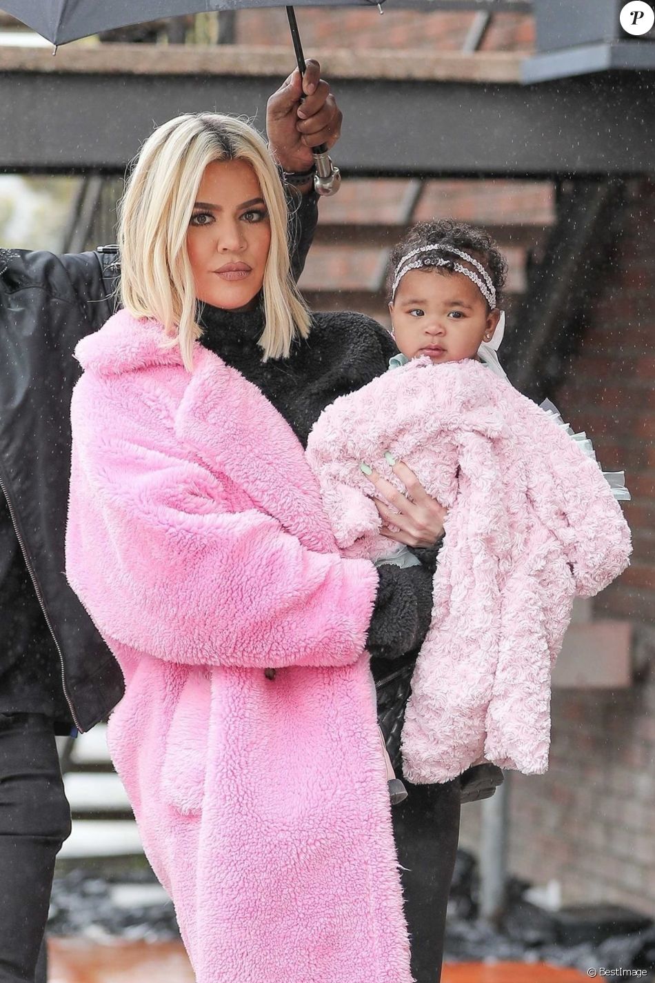 Exclusif - Khloe Kardashian est allÃ©e dÃ©jeuner avec sa fille True Ã  Calabasas. Khloe porte un manteau rose Teddy Bear. Le 2 mars 2019.