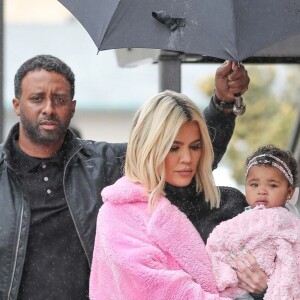 Exclusif - Khloe Kardashian est allée déjeuner avec sa fille True à Calabasas. Khloe porte un manteau rose Teddy Bear. Le 2 mars 2019.