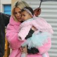 Exclusif - Khloe Kardashian est allée déjeuner avec sa fille True à Calabasas. Khloe porte un manteau rose Teddy Bear. Le 2 mars 2019.