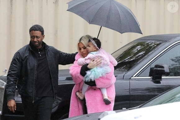 Exclusif - Khloe Kardashian est allée déjeuner avec sa fille True à Calabasas. Khloe porte un manteau rose Teddy Bear. Le 2 mars 2019.