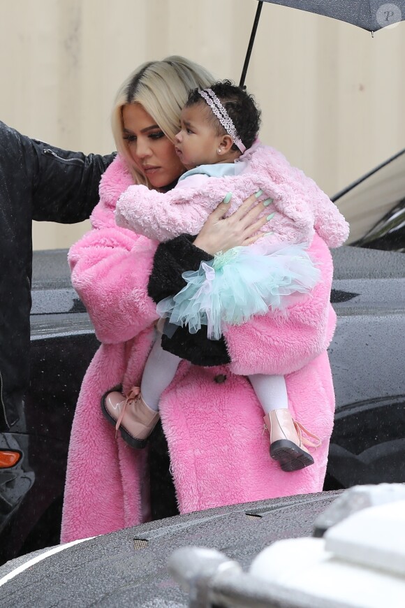 Exclusif - Khloe Kardashian est allée déjeuner avec sa fille True à Calabasas. Khloe porte un manteau rose Teddy Bear. Le 2 mars 2019.