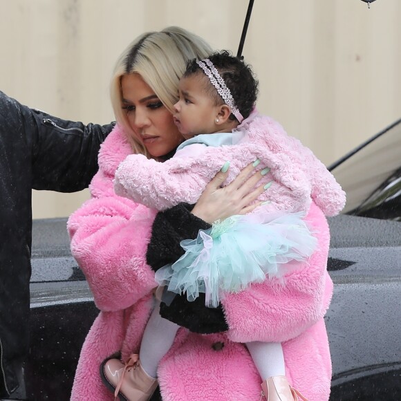 Exclusif - Khloe Kardashian est allée déjeuner avec sa fille True à Calabasas. Khloe porte un manteau rose Teddy Bear. Le 2 mars 2019.
