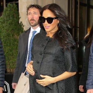 Meghan Markle, duchesse de Sussex, enceinte, sort de son hôtel à New York le 19 février 2019.