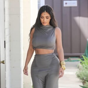 Exclusif - Kim Kardashian porte un bijou Tikka indien et un haut très moulant sans soutien-gorge en balade avec sa fille à Sherman Oaks. La petite est habillée en costume de princesse et porte un sac à paillettes avec son prénom inscrit dessus et des Doc Martens assorties! Kim et se rendent à une fête de mariage privée. Le 30 mars 2019.