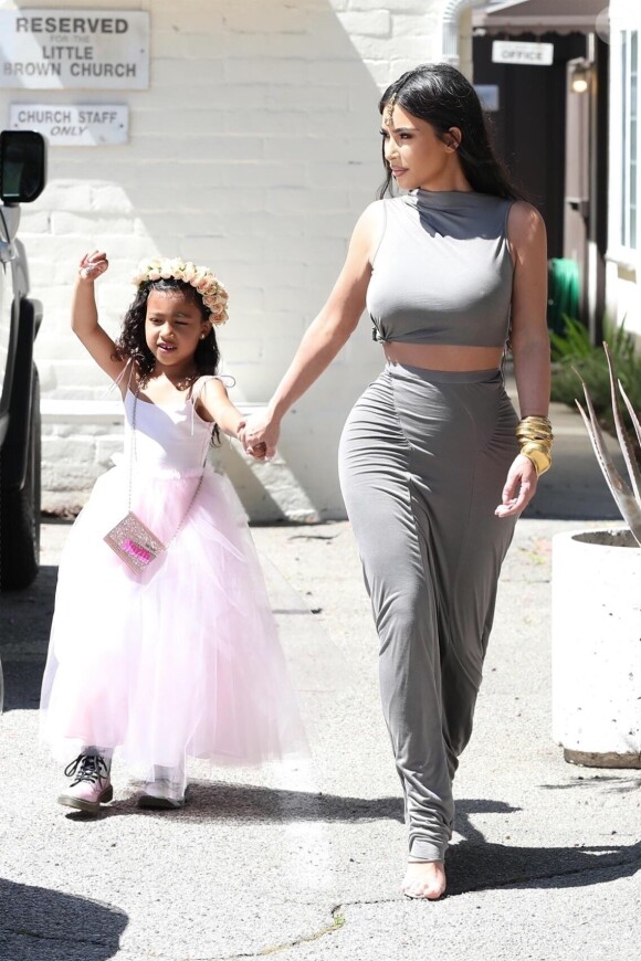 Exclusif - Kim Kardashian porte un bijou Tikka indien et un haut très moulant sans soutien-gorge en balade avec sa fille North à Sherman Oaks. La petite North est habillée en costume de princesse et porte un sac à paillettes avec son prénom inscrit dessus et des Doc Martens assorties! Kim et North se rendent à une fête de mariage privée. Le 30 mars 2019.