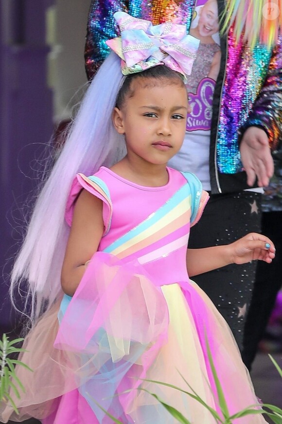 Exclusif - Kim Kardashian récupère sa fille North West chez la YouTubeuse Jojo Siwa à Los Angeles. Kim Kardashian surprend les fans et annonce que North West va débarquer sur Youtube dans une vidéo avec JoJo Siwa. L'ainé de la famille Kardashian West est peut-être aussi en route pour devenir une star de Youtube! North est émerveillée devant la BMW cabriolet licorne de Jojo! Kim porte un cycliste en latex et laisse entrevoir multiples plaques d'eczéma sur ses jambes... de 27 mars 2019.