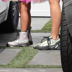 Exclusif - Kim Kardashian récupère sa fille North West chez la YouTubeuse Jojo Siwa à Los Angeles. Kim Kardashian surprend les fans et annonce que North West va débarquer sur Youtube dans une vidéo avec JoJo Siwa. L'ainé de la famille Kardashian West est peut-être aussi en route pour devenir une star de Youtube! North est émerveillée devant la BMW cabriolet licorne de Jojo! Kim porte un cycliste en latex et laisse entrevoir multiples plaques d'eczéma sur ses jambes... de 27 mars 2019.
