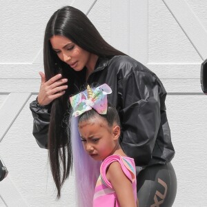 Exclusif - Kim Kardashian récupère sa fille North West chez la YouTubeuse Jojo Siwa à Los Angeles. Kim Kardashian surprend les fans et annonce que North West va débarquer sur Youtube dans une vidéo avec JoJo Siwa. L'ainé de la famille Kardashian West est peut-être aussi en route pour devenir une star de Youtube! North est émerveillée devant la BMW cabriolet licorne de Jojo! Kim porte un cycliste en latex et laisse entrevoir multiples plaques d'eczéma sur ses jambes... de 27 mars 2019.