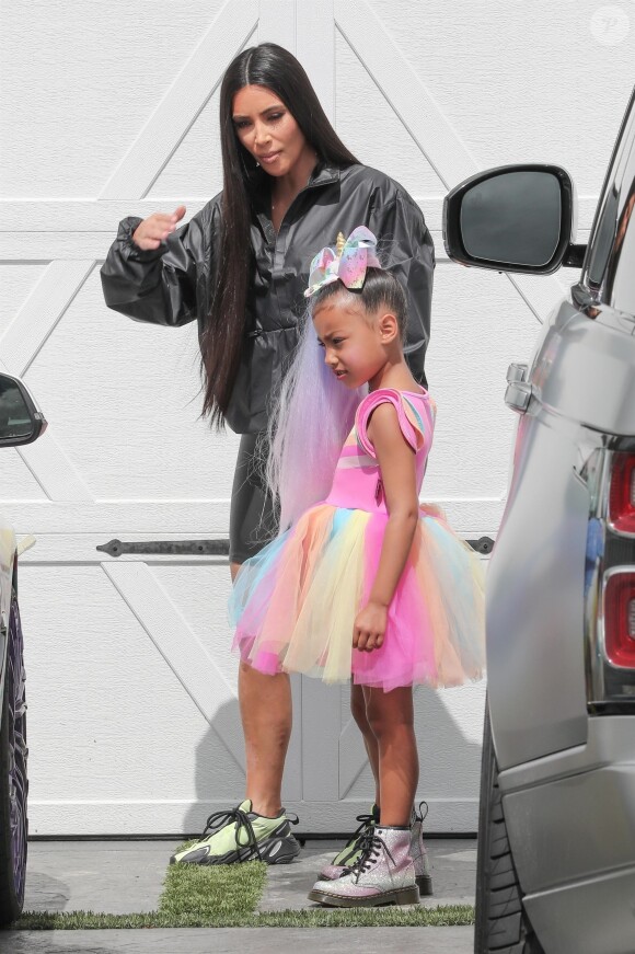 Exclusif - Kim Kardashian récupère sa fille North West chez la YouTubeuse Jojo Siwa à Los Angeles. Kim Kardashian surprend les fans et annonce que North West va débarquer sur Youtube dans une vidéo avec JoJo Siwa. L'ainé de la famille Kardashian West est peut-être aussi en route pour devenir une star de Youtube! North est émerveillée devant la BMW cabriolet licorne de Jojo! Kim porte un cycliste en latex et laisse entrevoir multiples plaques d'eczéma sur ses jambes... de 27 mars 2019.