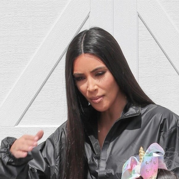 Exclusif - Kim Kardashian récupère sa fille North West chez la YouTubeuse Jojo Siwa à Los Angeles. Kim Kardashian surprend les fans et annonce que North West va débarquer sur Youtube dans une vidéo avec JoJo Siwa. L'ainé de la famille Kardashian West est peut-être aussi en route pour devenir une star de Youtube! North est émerveillée devant la BMW cabriolet licorne de Jojo! Kim porte un cycliste en latex et laisse entrevoir multiples plaques d'eczéma sur ses jambes... de 27 mars 2019.