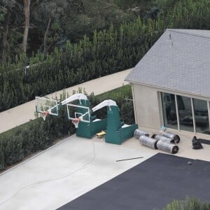 Exclusif - Vue aérienne de la maison de Kim Kardashian et son mari Kanye West après les ravages de l'incendie le plus meurtrier et le plus destructeur de l'histoire de la Californie. Kim et Kanye y ont échappé en engageant des pompiers privés pour combattre les flammes. Le couple a ainsi sauvé les villas de tout un quartier. La famille West réside à Hidden Hills, au bout d'un cul-de-sac et près d'un champ. L'incendie qui était sur le point de toucher leur villa, achetée 20 millions de dollars en 2014 et évacuée en urgence vendredi dernier, aurait également pu se propager jusqu'aux résidences voisines. Le 19 novembre 2018.