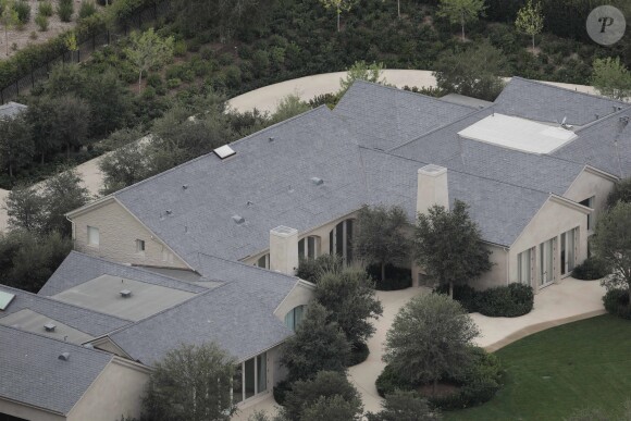 Exclusif - Vue aérienne de la maison de Kim Kardashian et son mari Kanye West après les ravages de l'incendie le plus meurtrier et le plus destructeur de l'histoire de la Californie. Kim et Kanye y ont échappé en engageant des pompiers privés pour combattre les flammes. Le couple a ainsi sauvé les villas de tout un quartier. La famille West réside à Hidden Hills, au bout d'un cul-de-sac et près d'un champ. L'incendie qui était sur le point de toucher leur villa, achetée 20 millions de dollars en 2014 et évacuée en urgence vendredi dernier, aurait également pu se propager jusqu'aux résidences voisines. Le 19 novembre 2018.