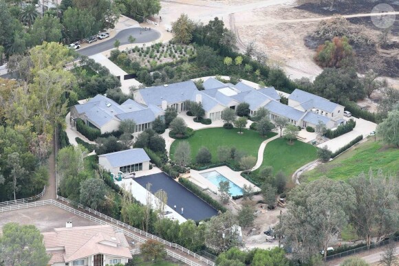 Exclusif - Vue aérienne de la maison de Kim Kardashian et son mari Kanye West après les ravages de l'incendie le plus meurtrier et le plus destructeur de l'histoire de la Californie. Kim et Kanye y ont échappé en engageant des pompiers privés pour combattre les flammes. Le couple a ainsi sauvé les villas de tout un quartier. La famille West réside à Hidden Hills, au bout d'un cul-de-sac et près d'un champ. L'incendie qui était sur le point de toucher leur villa, achetée 20 millions de dollars en 2014 et évacuée en urgence vendredi dernier, aurait également pu se propager jusqu'aux résidences voisines. Le 19 novembre 2018.
