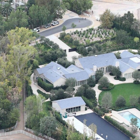 Exclusif - Vue aérienne de la maison de Kim Kardashian et son mari Kanye West après les ravages de l'incendie le plus meurtrier et le plus destructeur de l'histoire de la Californie. Kim et Kanye y ont échappé en engageant des pompiers privés pour combattre les flammes. Le couple a ainsi sauvé les villas de tout un quartier. La famille West réside à Hidden Hills, au bout d'un cul-de-sac et près d'un champ. L'incendie qui était sur le point de toucher leur villa, achetée 20 millions de dollars en 2014 et évacuée en urgence vendredi dernier, aurait également pu se propager jusqu'aux résidences voisines. Le 19 novembre 2018.