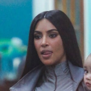 Exclusif - Kim Kardashian et son mari Kanye West emmènent leurs enfants Saint, North et Chicago chez Color Me Mine Ceramic faire de la peinture sur poterie à Calabasas, Los Angeles. Sa soeur Kourtney Kardashian, son ex Scott Disick et leurs enfants Reign et Penelope sont de la partie ! Le 19 janvier 2019.