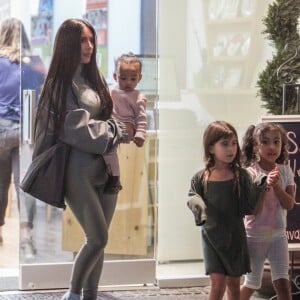 Exclusif - Kim Kardashian et son mari Kanye West emmènent leurs enfants Saint, North et Chicago chez Color Me Mine Ceramic faire de la peinture sur poterie à Calabasas, Los Angeles. Sa soeur Kourtney Kardashian, son ex Scott Disick et leurs enfants Reign et Penelope sont de la parti e! Le 19 janvier 2019.