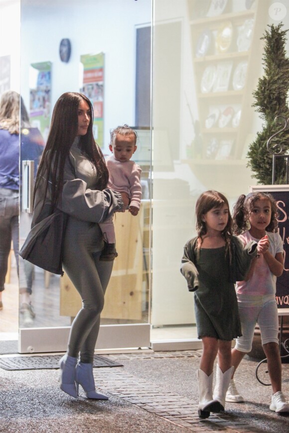 Exclusif - Kim Kardashian et son mari Kanye West emmènent leurs enfants Saint, North et Chicago chez Color Me Mine Ceramic faire de la peinture sur poterie à Calabasas, Los Angeles. Sa soeur Kourtney Kardashian, son ex Scott Disick et leurs enfants Reign et Penelope sont de la parti e! Le 19 janvier 2019.