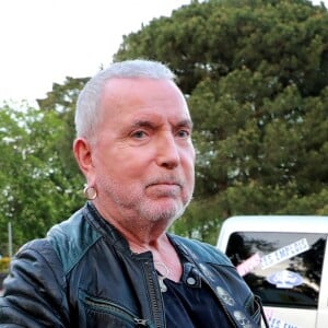 Le chanteur Bernard Lavilliers a accepté de venir soutenir les salariés de l'entreprise Ford à Blanquefort représentés par leur leader Philippe Poutou ancien candidat à l'election présidentielle, menacée de fermeture. Après avoir rencontré longuement les salariés, il a chanté quelques chansons en soutien à la cause des salariés de la marque automobile Americaine, à Blanquefort (près de Bordeaux), France, le 21 avril 2018. © Bernard-Cottereau/Bestimage