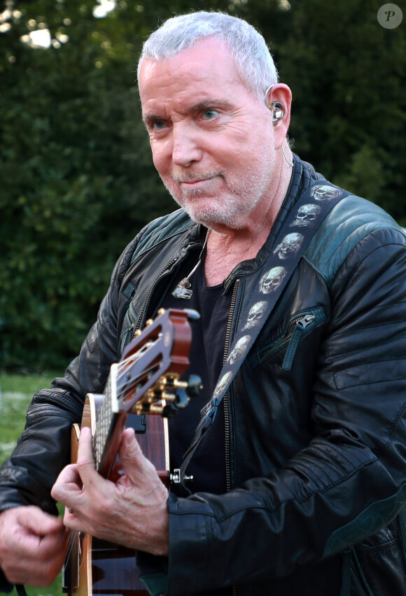 Le chanteur Bernard Lavilliers a accepté de venir soutenir les salariés de l'entreprise Ford à Blanquefort représentés par leur leader Philippe Poutou ancien candidat à l'election présidentielle, menacée de fermeture. Après avoir rencontré longuement les salariés, il a chanté quelques chansons en soutien à la cause des salariés de la marque automobile Americaine, à Blanquefort (près de Bordeaux), France, le 21 avril 2018. © Bernard-Cottereau/Bestimage